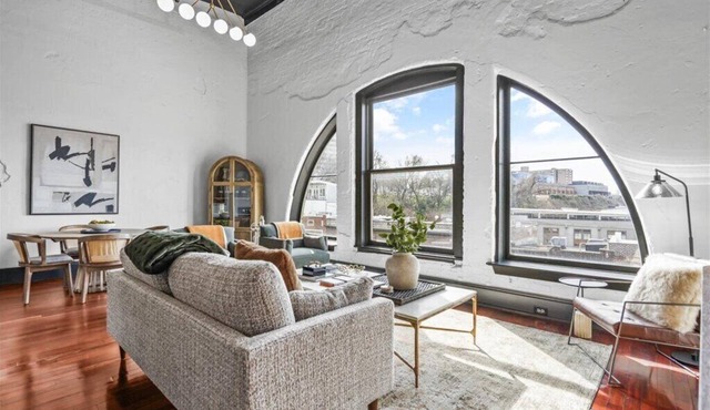 Modern, Hip Penthouse Loft - Parking Included
