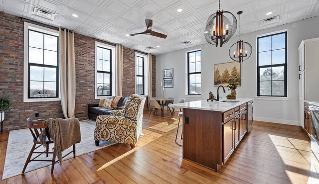 Modern + Historic: "Evans Suite" Luxury Loft Overlooking Charming DT