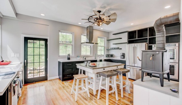 Modern Historic Farmhouse < .5 mi to Omni Homestead, Brewery + Fast Wifi!