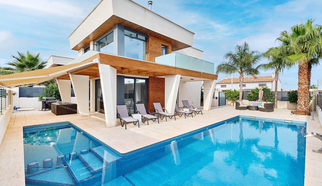 Modern house near beach,10 people, BBQ, own pool with spa/jet/cascade & top host