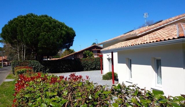 Modern house LE PIN 90 m2 with parking all on foot: Lac marin, sea, center