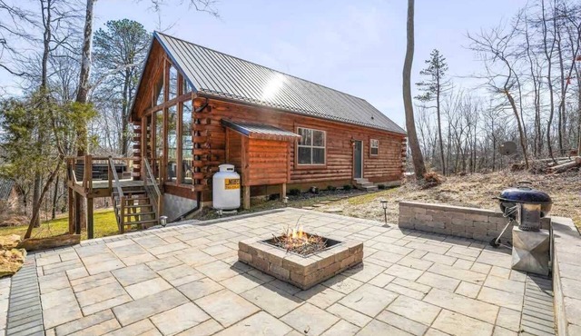 Modern Hocking Hills Cabin w Hot Tub near Winery