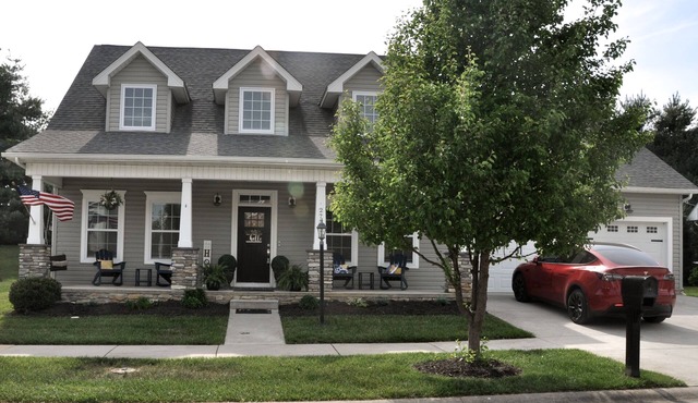 Modern Hokie Home ~ Master on main, Va Tech, Radford, C-Burg & Tesla Charger