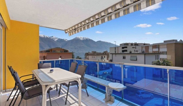 Modern holiday apartment with panoramic lake and mountain views in Minusio