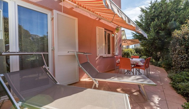 Modern holiday flat with garden, deckchair, WiFi, air conditioning