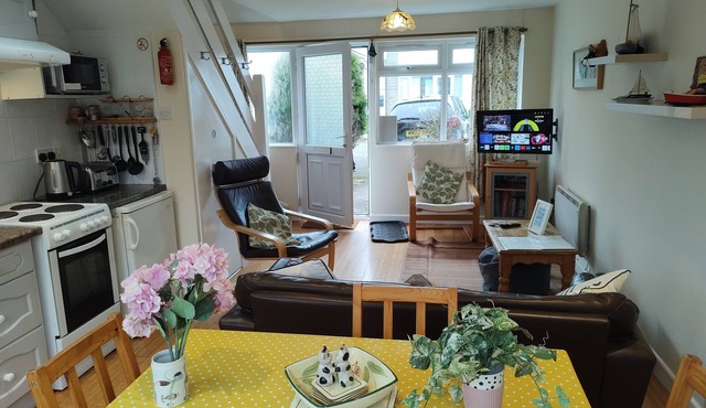 Modern holiday home in quiet location near Freshwater East beach