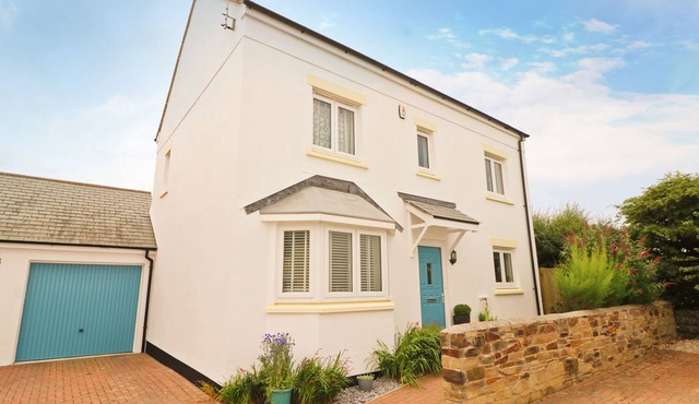 Modern holiday home in central St Merryn, close to beautiful beaches