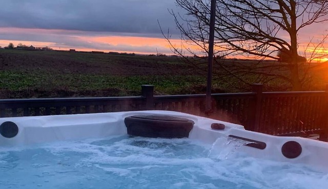 Modern Holiday Home with Hot tub near the coast