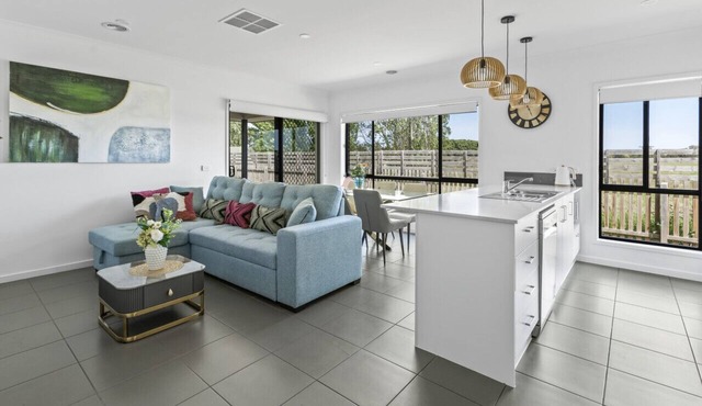 Modern Holiday Home VIC Officer 5BR WiFi Parking