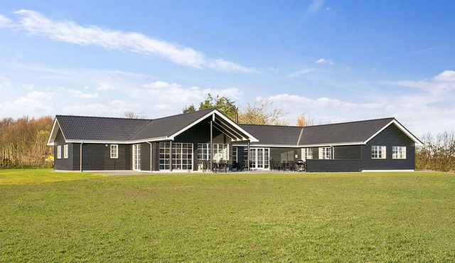 Modern holiday home with sea views and pool and activity room, WiFi and oven