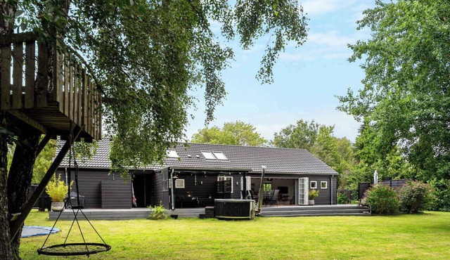 Modern holiday home with hot tub and nature