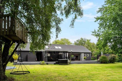 Modern Holiday Home With Hot Tub And Nature