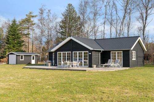 Modern Holiday Home With Large Garden Near Beach