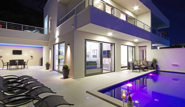 Modern holiday house Anja with heated pool and sea view, 3 bedrooms 6+2 pers.