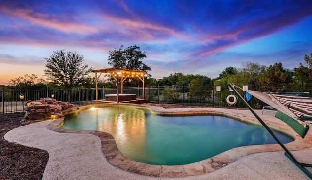 Modern Home - 1 Acre Lot w/Pool, Patios, Jacuzzi