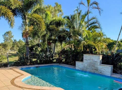 Modern Home - 10 Guests - 5 Bedrooms and Pool