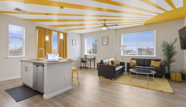 Modern Home 2BR 2BA Free On-Street Parking & Wifi