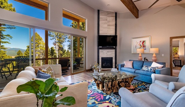 Modern Home,3 king beds w/bathrms, gourmet kitchen, stunning views, quiet area