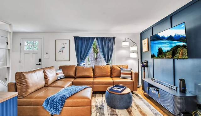 Modern Home 3 Minutes from Airport!