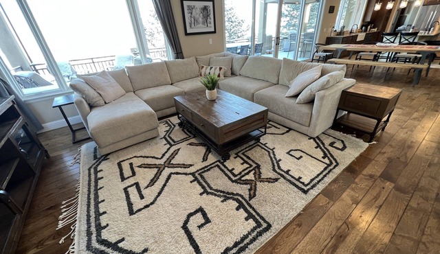 Modern Home, 3 Family Rooms, 3 Decks, 1 Mile from Broadmoor, 500’ above CoS.