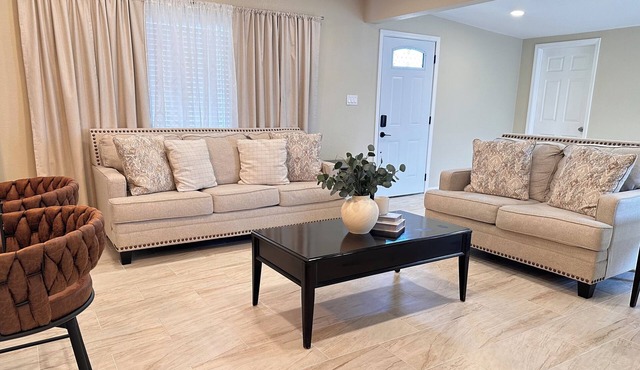 Modern Home, 3BR 2BA , Smart TV, Free Parking, Fast WiFi