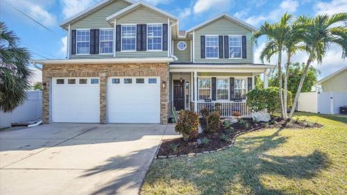 Modern home - 3K sqft - 5BR & 11 beds - brand new HOT TUB - 6 miles to AMI beaches