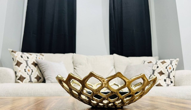 MODERN HOME: 4BD & 3 FULL BATHS, WFH Setup, Public Transit, 15 Mins to Downtown!