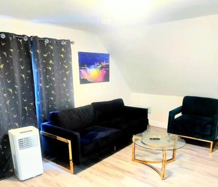 Modern Home 5-minute Walk 2 Falls, Winter Getaway!