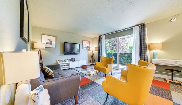 Modern Home Between Seattle, Tacoma & SEA Airport