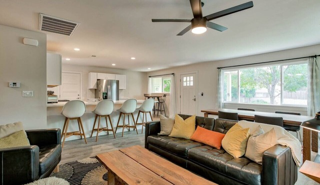 Modern Home Bright Spacious Full Kitchen Garage