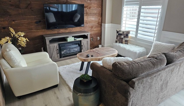 Modern Home by Georgian Bay w/hot tub. Pet friendly!