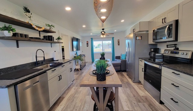 Modern Home ¤ Close to Shopping, Dining & Downtown! Outdoor dinning & Firepit!