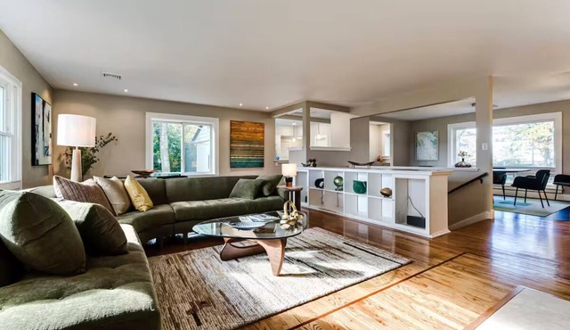 Modern Home - Close to Campus - New Furnishings