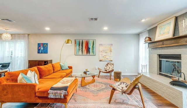 Modern Home close to Dickies!