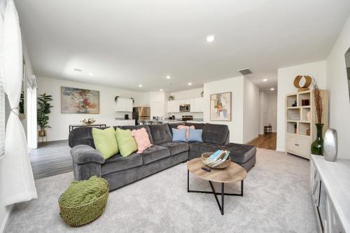 Modern Home, Comfort, Close to Everything