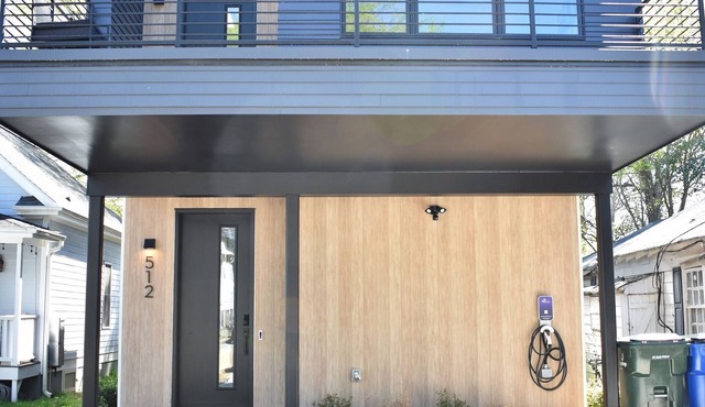 Modern Home, Convenient location to downtown Raleigh.