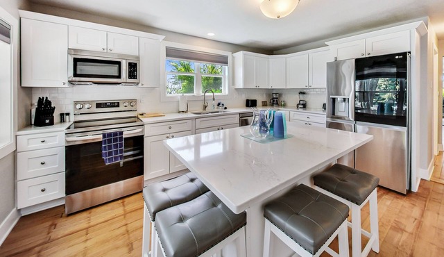 Modern Home, Fire Pit, Golf Cart Included, Dog Friendly, Sleeps 6