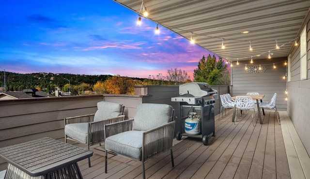 Modern Home-Garage-Scenic Patio
