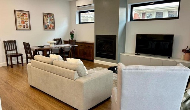 Modern Home - gr8 4 groups by Custom Bnb Hosting