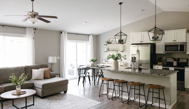 Modern Home ~ Hot Tub ~ Huge Game Room ~ 2mi to Adventureland