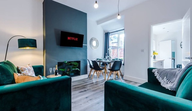 Modern home, ideal for business & groups, sleeps 7