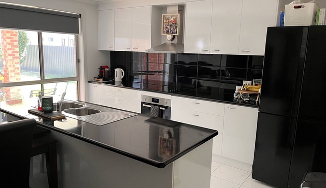 Modern home in beautiful wine village of Great Western, 25 mins from Grampians