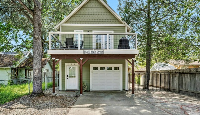 Modern Home in downtown Middletown! Walk to shops & restaurants!