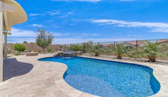 Modern home in Estrella Mtn Ranch - refreshing Pool & Spa/Fire pit/Mtn Views
