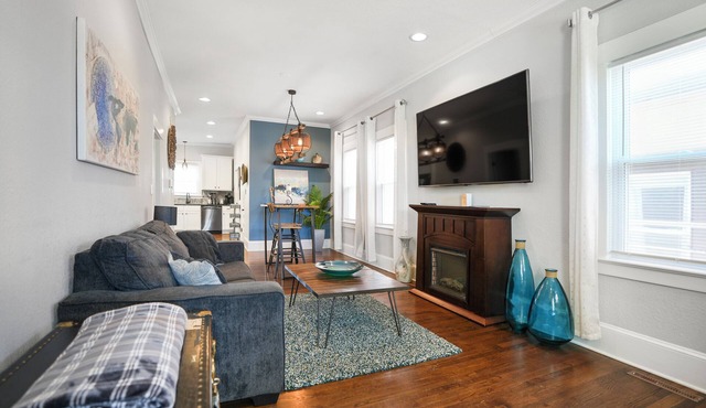 Modern Home in Historic Strawberry Hill w/a view of Downtown KC - Pet Friendly