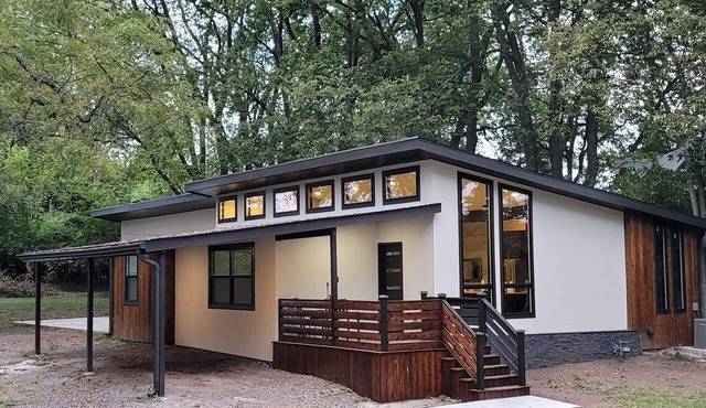 Modern Home in Natures Warmth with Great Location