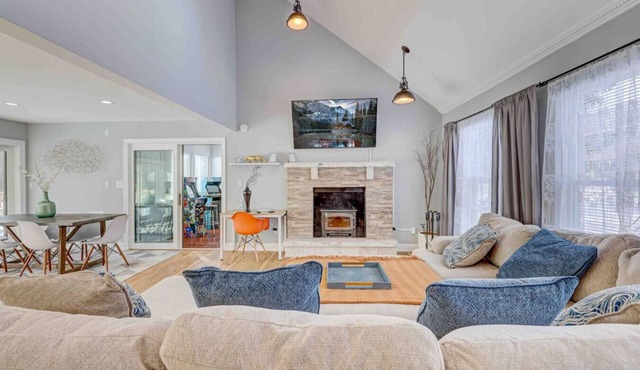 Modern Home in ❤️ Poconos Camelback Lake 🎣 🏊‍♂️ 🎱