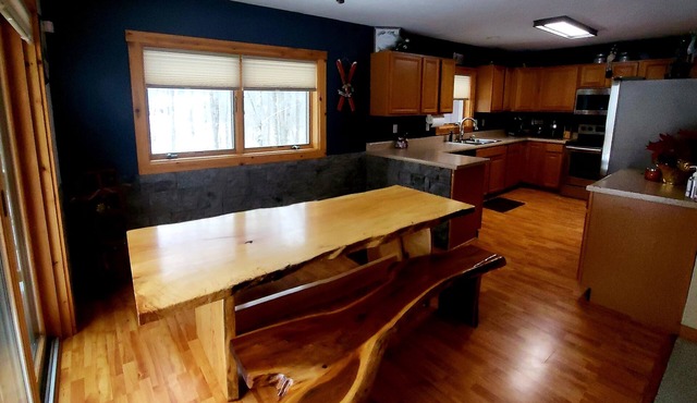 Modern Home in the Mountains- within walking distance to ski slopes!