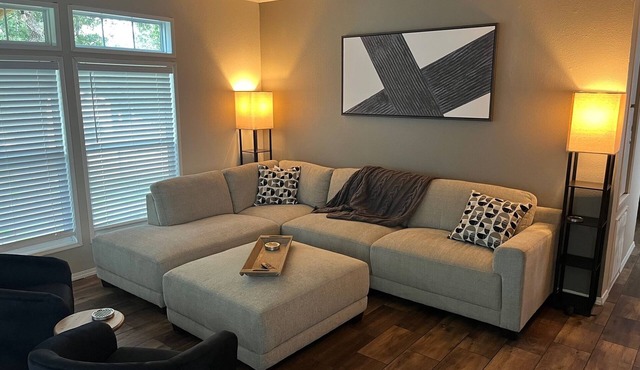 Modern Home in Quiet Mobile Home Community convenient to Town/Campus - King Bed