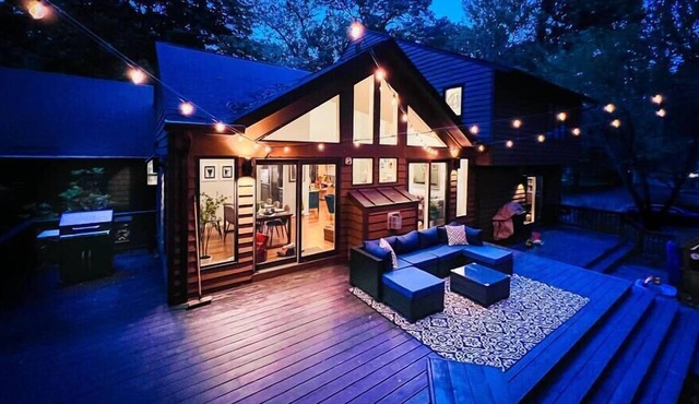 Modern Home ✶ LUXE ✶ Dual King ✶ HotTub ⚡️WiFi ✶ Mid Century Office
